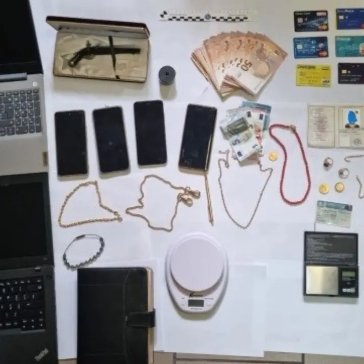 Crotone, si finge poliziotto per farsi consegnare soldi da una 84enne: arrestato un 40enne