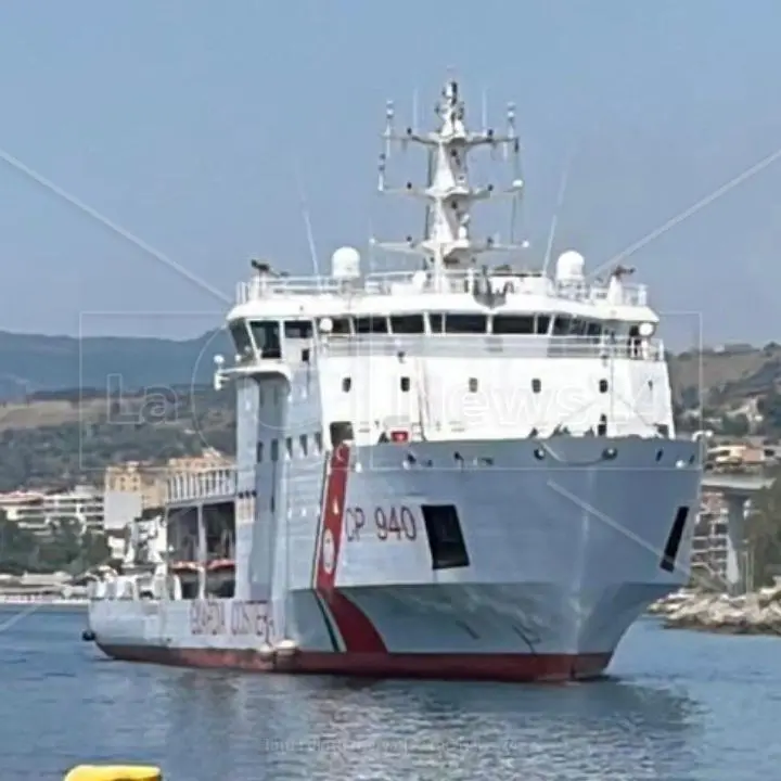 Migranti, arrivata in porto a Reggio Calabria la nave Diciotti: in 600 provenienti da Lampedusa