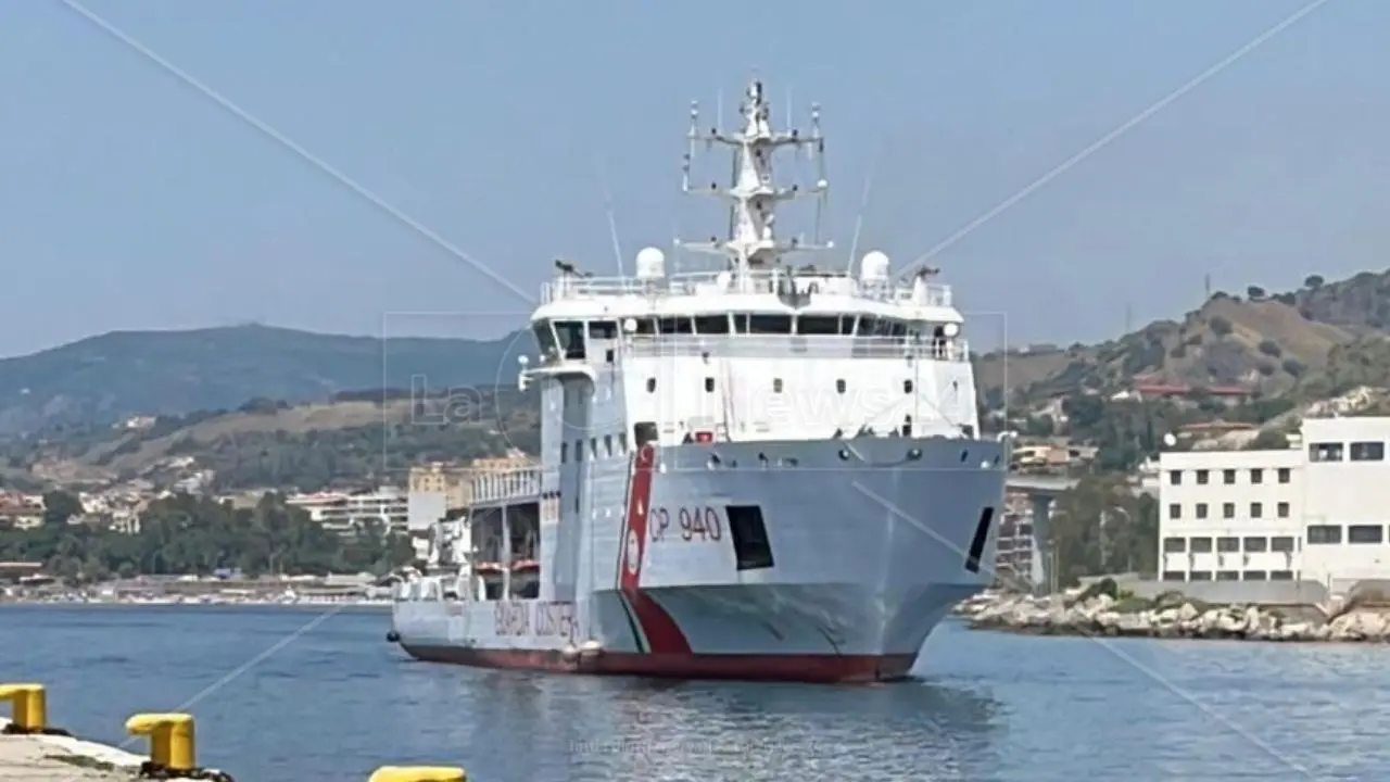 Migranti, arrivata in porto a Reggio Calabria la nave Diciotti: in 600 provenienti da Lampedusa