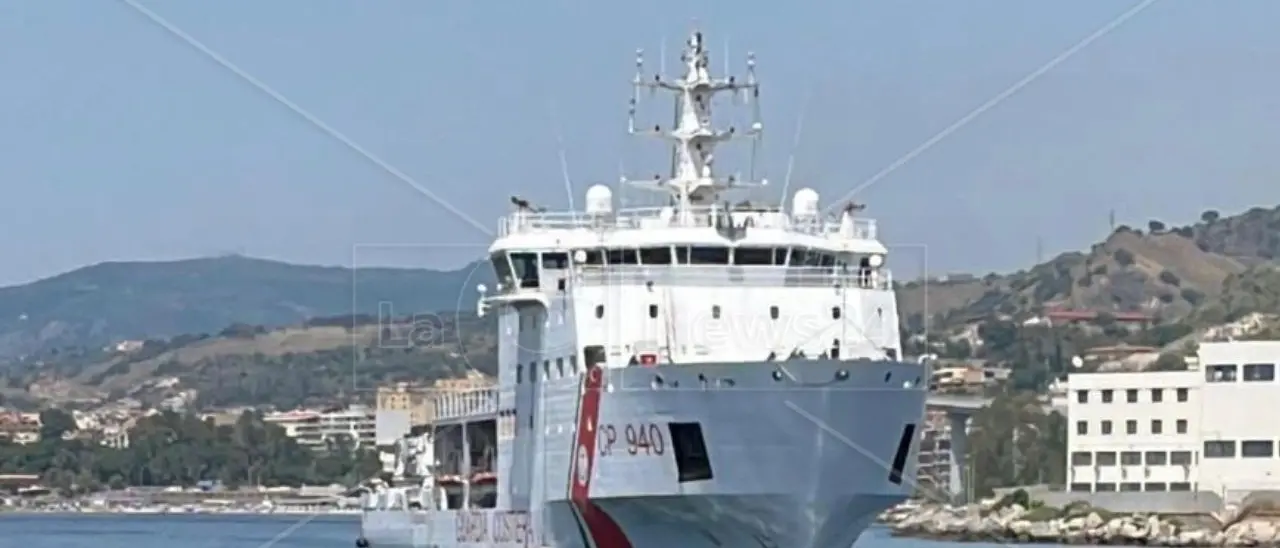 Migranti, arrivata in porto a Reggio Calabria la nave Diciotti: in 600 provenienti da Lampedusa