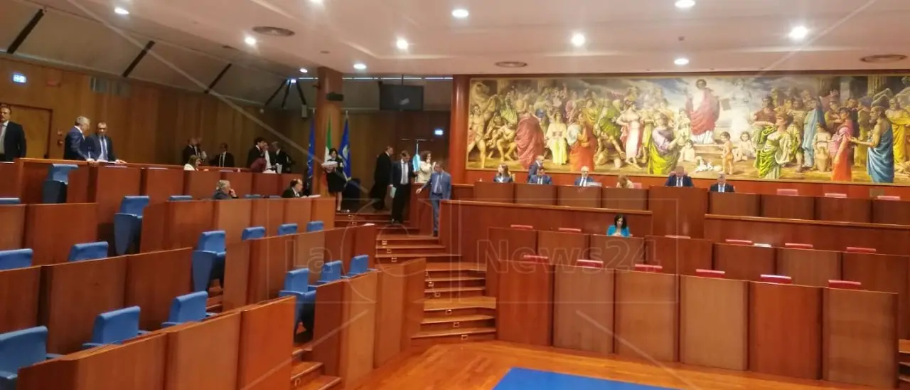 Consiglio regionale, nasce la nuova Agenzia per il lavoro: la minoranza critica ma vota a favore, solo Laghi si astiene