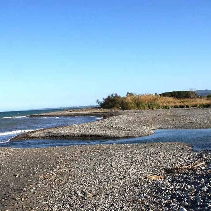 Sequestro discarica Scala Coeli: due Comuni vietano la balneazione, la pesca e il consumo d’acqua