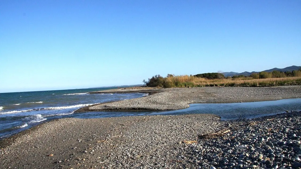 Sequestro discarica Scala Coeli: due Comuni vietano la balneazione, la pesca e il consumo d’acqua