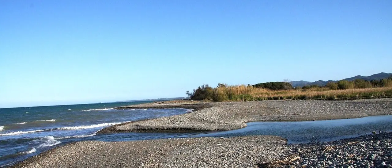 Sequestro discarica Scala Coeli: due Comuni vietano la balneazione, la pesca e il consumo d’acqua
