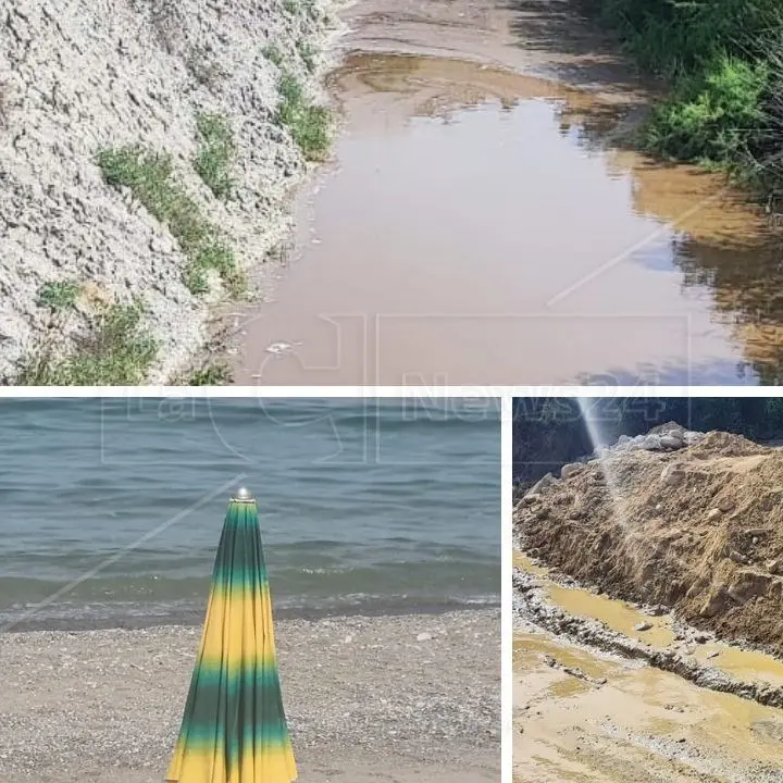Discarica di Scala Coeli, il percolato arriva a mare e ammazza l’estate. Sindaci nel panico, Calopezzati vieta la balneazione