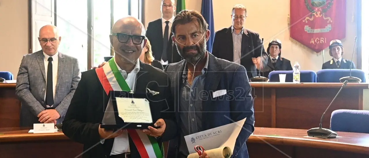 Vittima dell’uranio impoverito, il colonnello Carlo Calcagni riceve la cittadinanza onoraria ad Acri