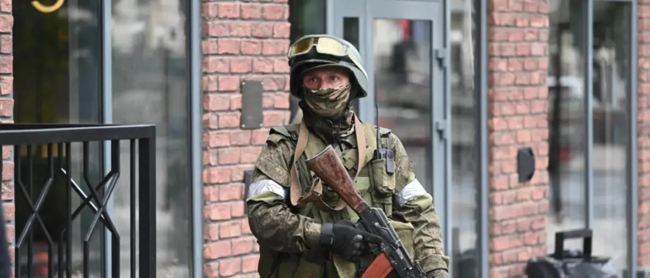 Marcia su Mosca, ora il Cremlino ha paura. Evacuati gli edifici pubblici e monito all’Occidente: «Non ne approfittate»