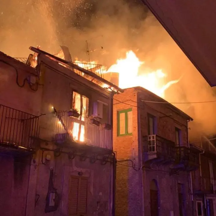 Altra notte di fuoco a Reggio Calabria, le fiamme divorano dieci antichi immobili