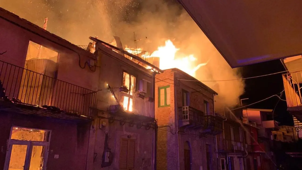 Altra notte di fuoco a Reggio Calabria, le fiamme divorano dieci antichi immobili