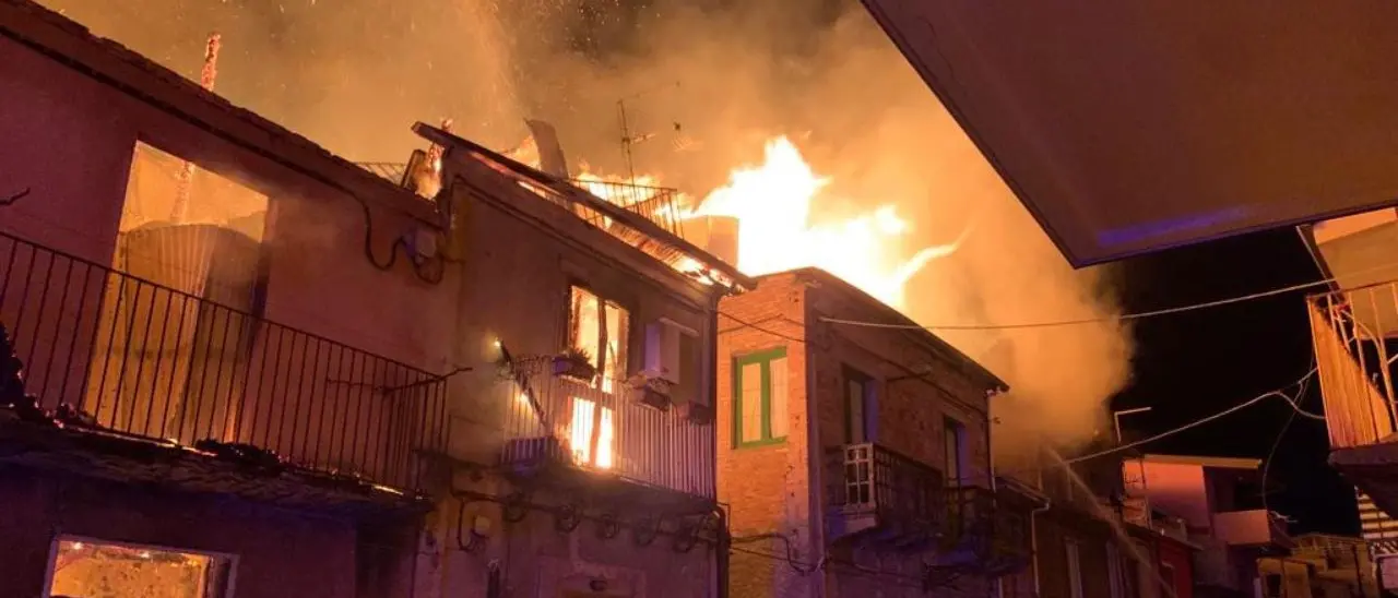 Altra notte di fuoco a Reggio Calabria, le fiamme divorano dieci antichi immobili