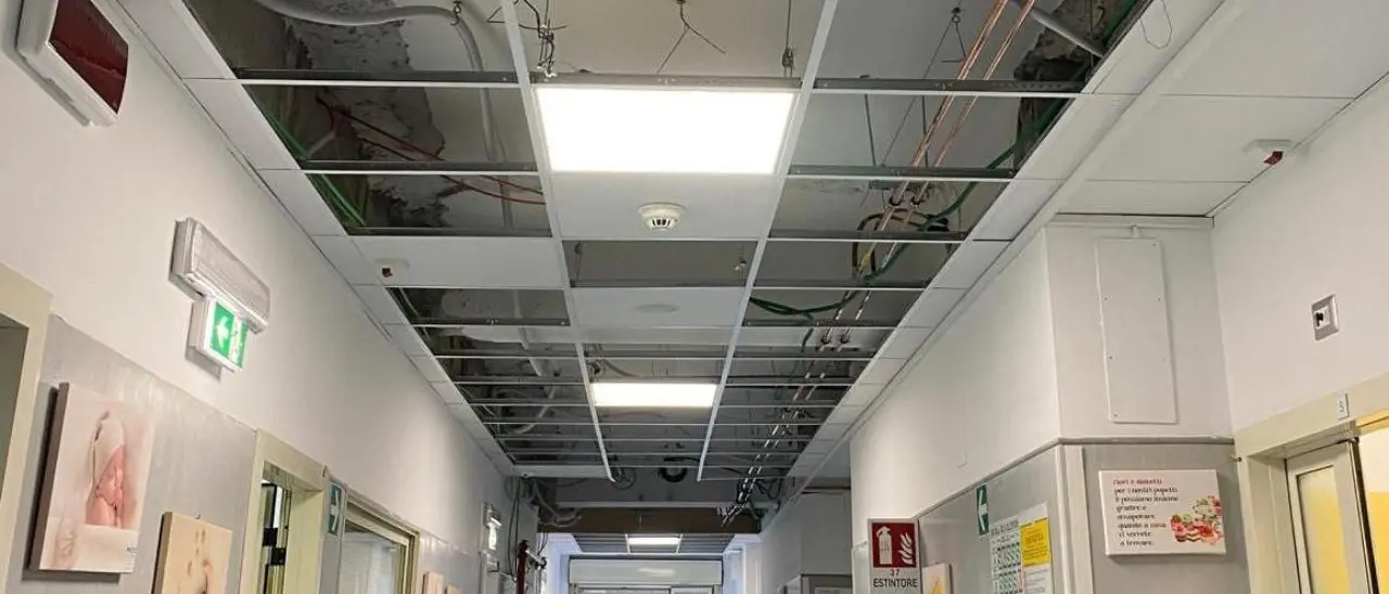 Ospedale Vibo, crolla il controsoffitto del reparto Ostetricia: i lavori erano finiti da meno di un mese