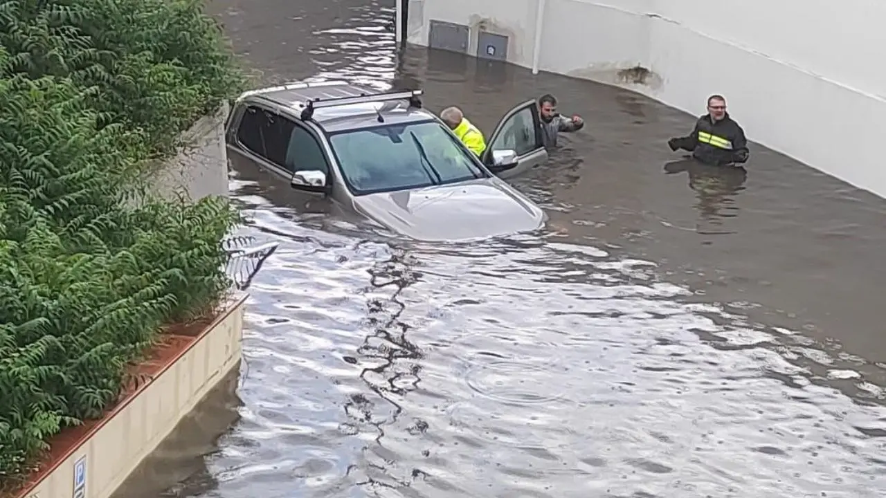 Falerna, quattro persone bloccate con l’auto nel sottopasso allagato dalla pioggia: tratte in salvo