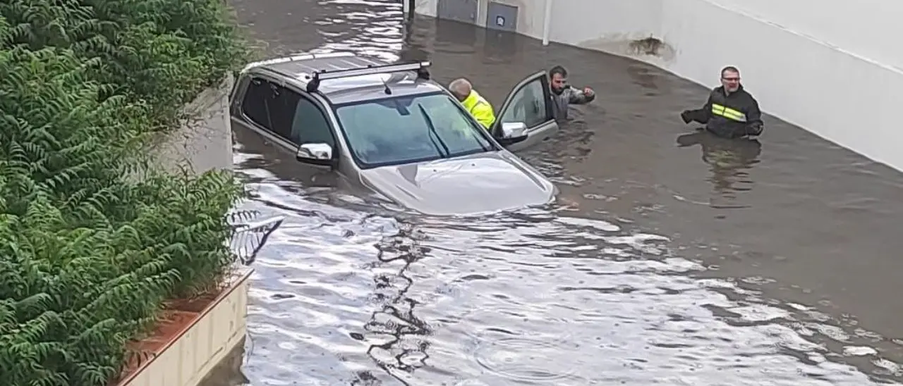 Falerna, quattro persone bloccate con l’auto nel sottopasso allagato dalla pioggia: tratte in salvo