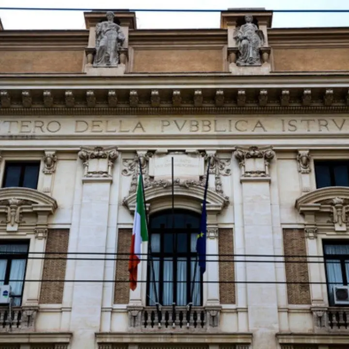 Docente di storia e filosofia assente 20 anni su 24, destituita dal Miur: arriva la conferma della Cassazione