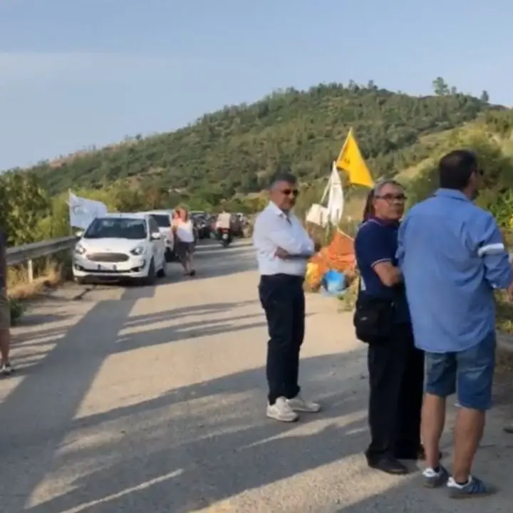 Sit-in alla discarica di Scala Coeli, sindaci e associazioni al governatore Occhiuto: «Venga qui a vedere»