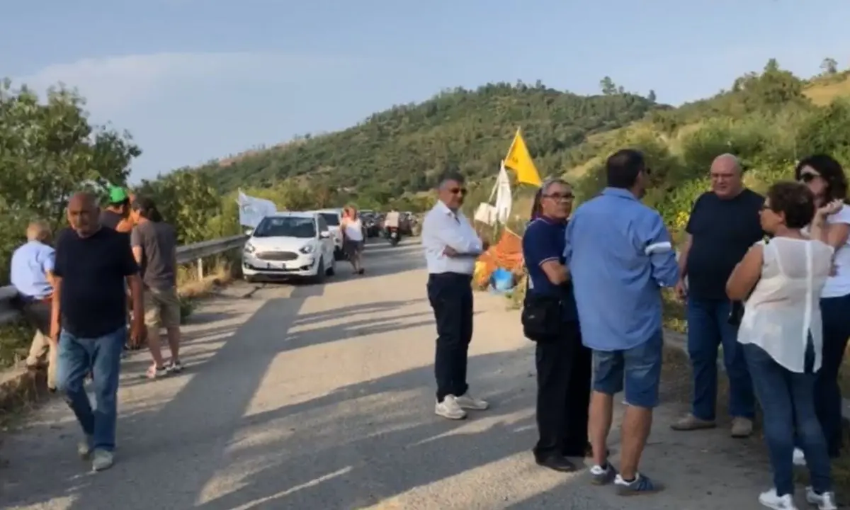 Sit-in alla discarica di Scala Coeli, sindaci e associazioni al governatore Occhiuto: «Venga qui a vedere»