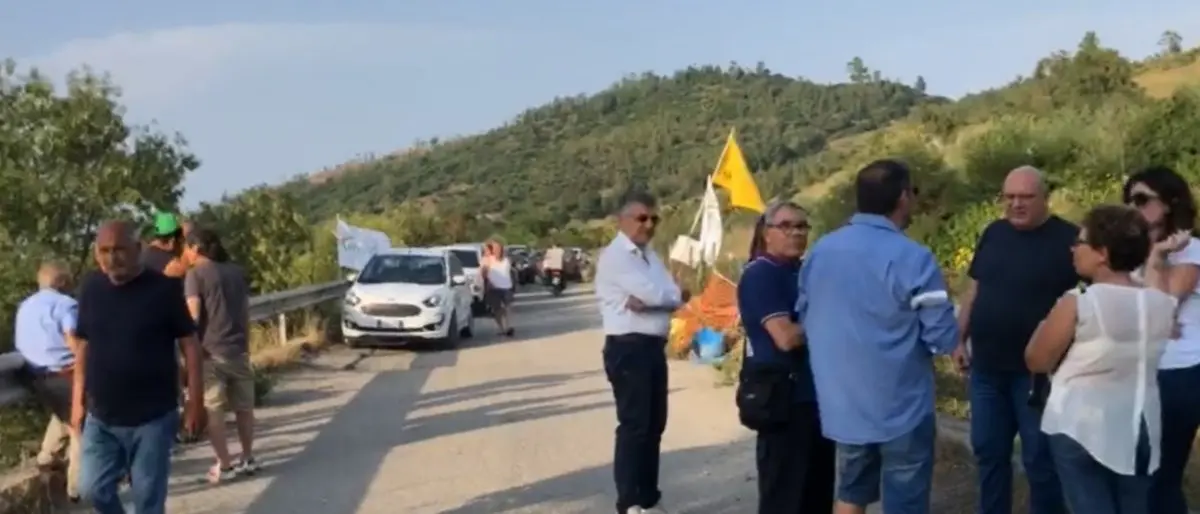 Sit-in alla discarica di Scala Coeli, sindaci e associazioni al governatore Occhiuto: «Venga qui a vedere»