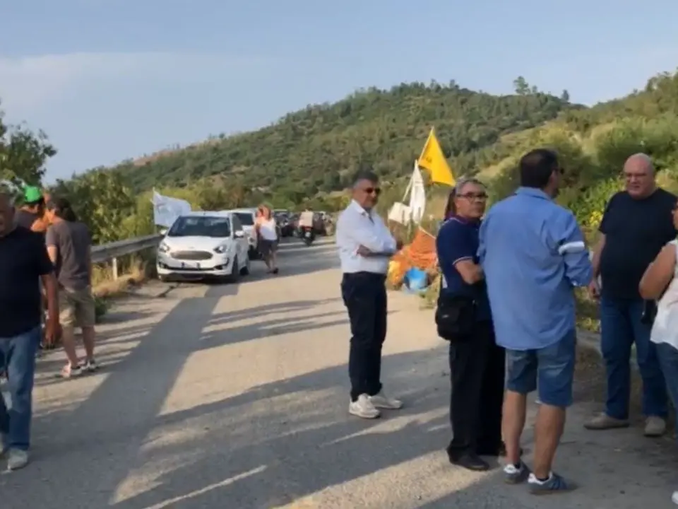 Sit-in alla discarica di Scala Coeli, sindaci e associazioni al governatore Occhiuto: «Venga qui a vedere»