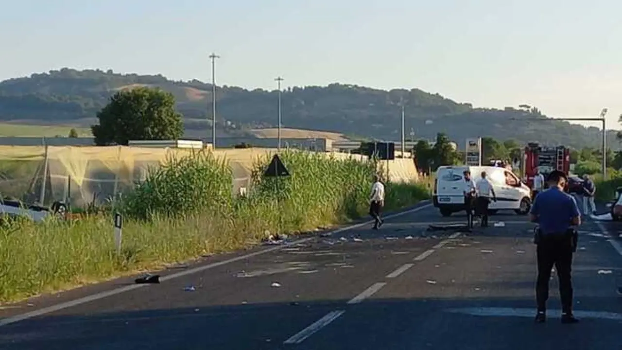 Non si ferma all’alt dei carabinieri e travolge un’auto, due morti