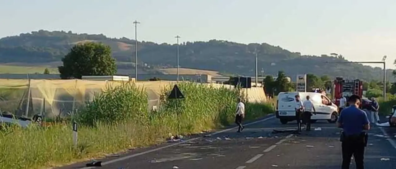 Non si ferma all’alt dei carabinieri e travolge un’auto, due morti
