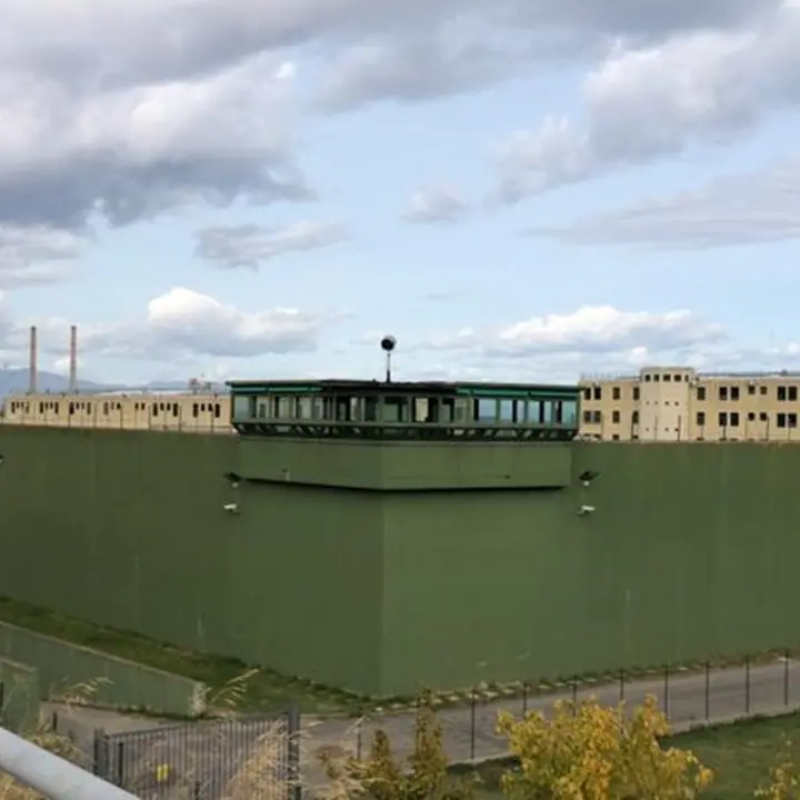 Corigliano Rossano, ancora aggressioni in carcere: detenuto tenta di strangolare un agente