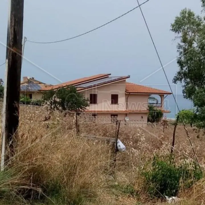 Inciampa su una rete attraversata da un cavo elettrico e rimane folgorata, disavventura per una donna nella Locride