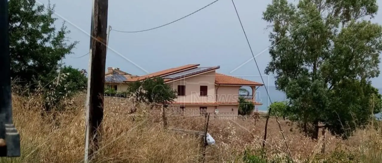 Inciampa su una rete attraversata da un cavo elettrico e rimane folgorata, disavventura per una donna nella Locride