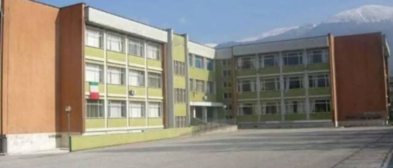 Studente usa il cellulare durante la seconda prova scritta della maturità: scoperto e bocciato