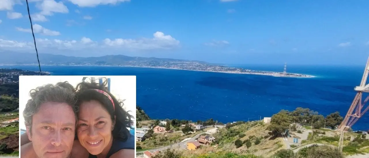 Mara e Marco, i primi sposi nello Stretto di Messina: lo scambio delle fedi a metà tra Calabria e Sicilia