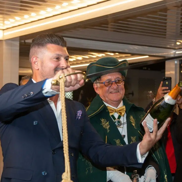 Falerna, i migliori sciabolatori di champagne al mondo in arrivo al Riva: tutto pronto per il Grand Chapitre d’Italia