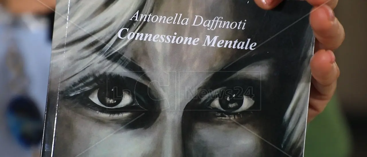 Come nasce un libro, la storia della scrittrice vibonese Daffinoti nella nuova puntata di LaC Storie