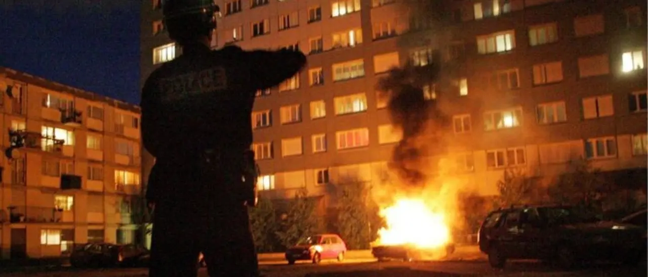 Francia, agente spara e uccide un 17enne: scontri nella notte alle porte di Parigi