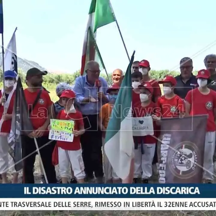 Alla discarica di Scala Coeli il percolato continua a scorrere: “Dentro la notizia” sui luoghi del «disastro»