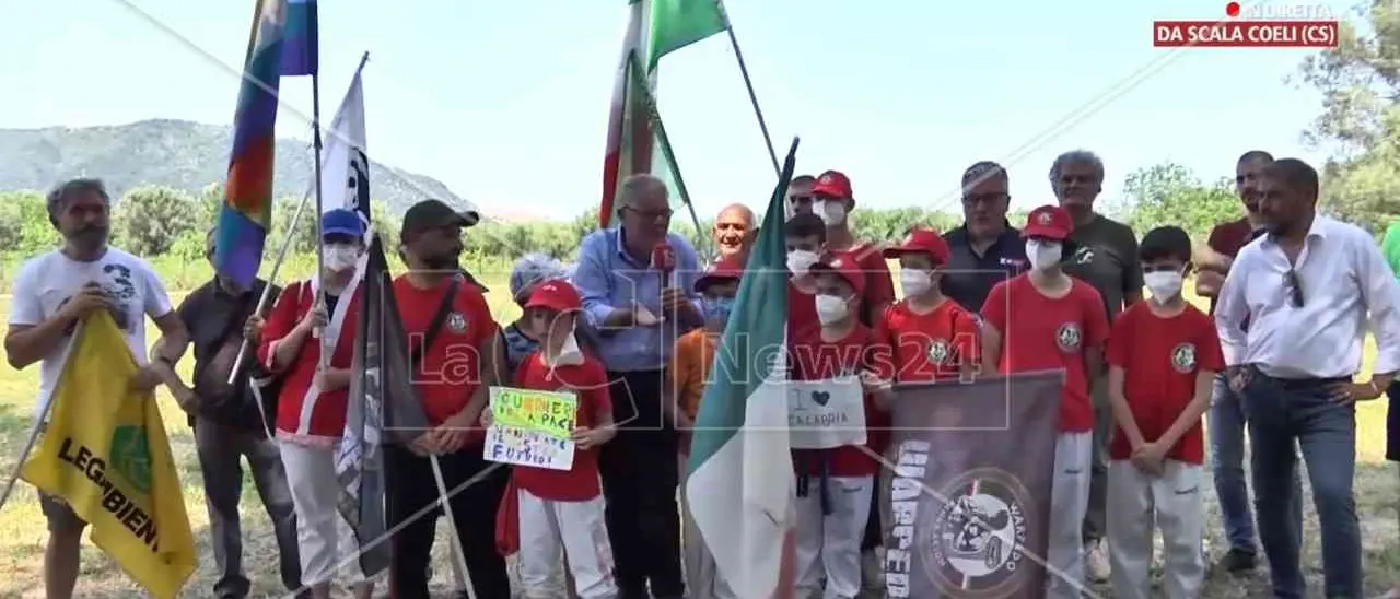 Alla discarica di Scala Coeli il percolato continua a scorrere: “Dentro la notizia” sui luoghi del «disastro»