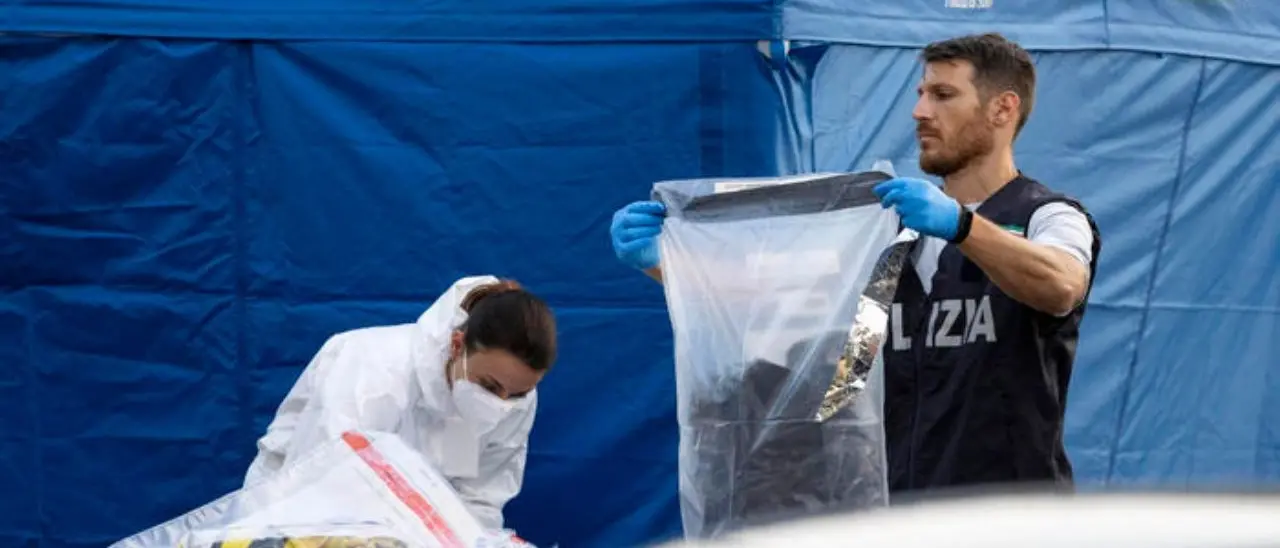 Diciassettenne uccisa a coltellate, il cadavere trovato in un carrello accanto a un cassonetto: fermato un coetaneo