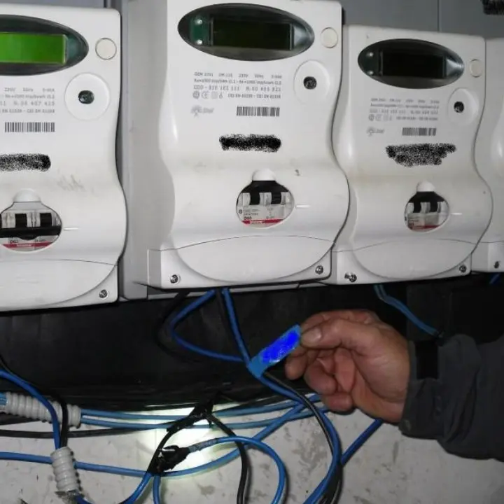 Crotone, scoperti allacci abusivi alla rete elettrica: cinque denunce