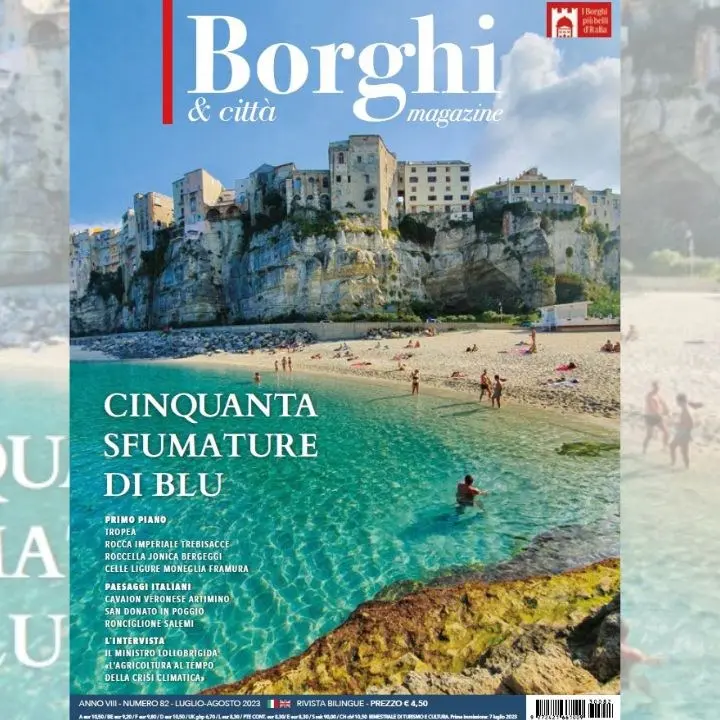 “Cinquanta sfumature di blu”, Tropea conquista la copertina della rivista sui borghi più belli d’Italia