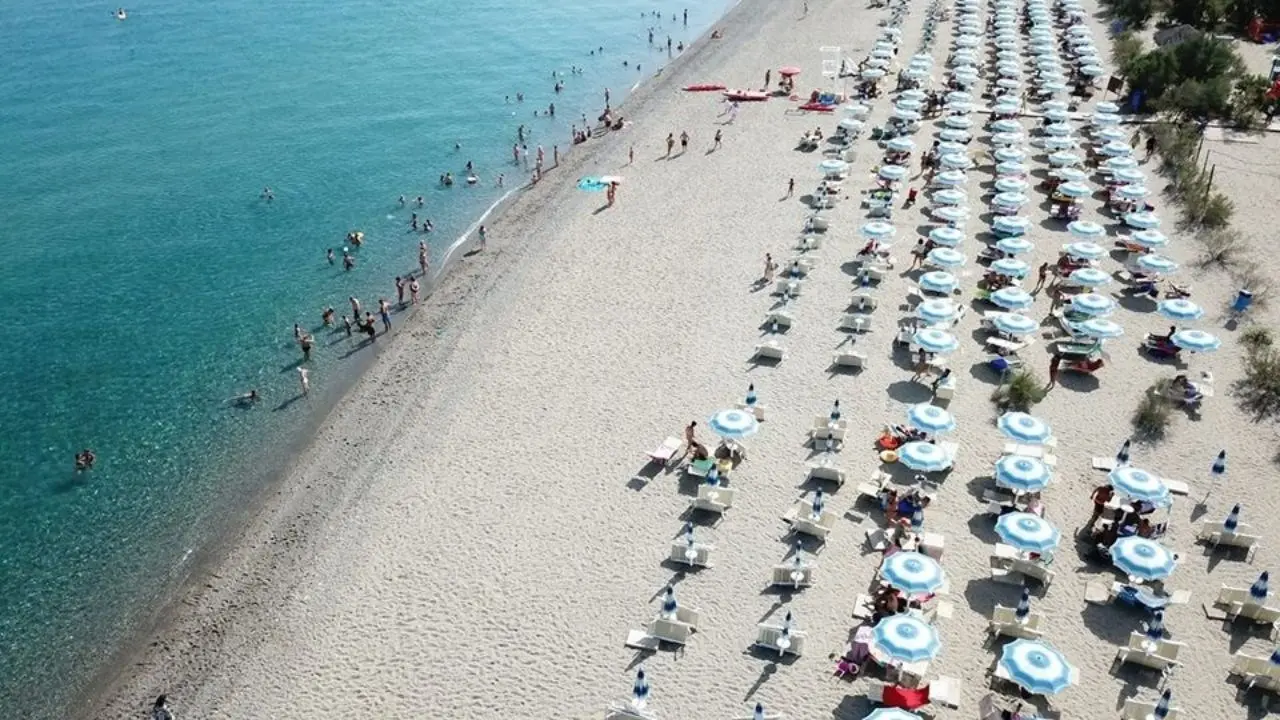 «Il mare è pulito»: i sindaci di Calopezzati e Cariati rassicurano dopo l’allarme lanciato per la discarica di Scala Coeli