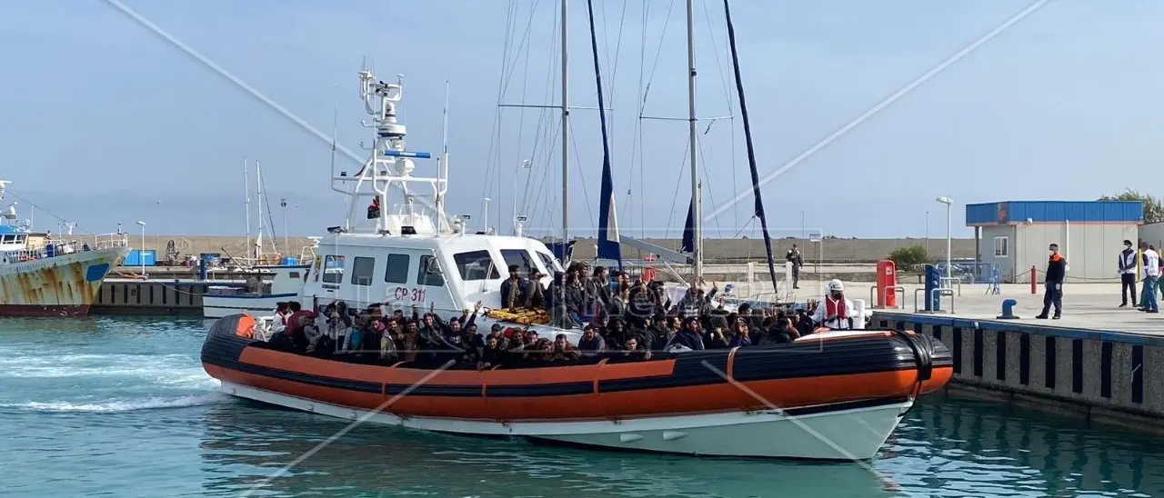 Oltre cento migranti soccorsi al largo della Calabria: traferiti a Roccella e Crotone