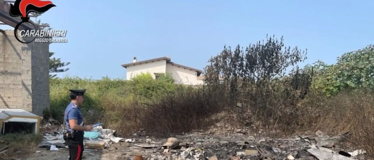 Roccella Jonica, appiccano un incendio a rifiuti speciali: due arresti