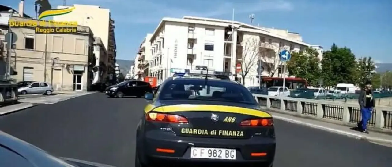 La guardia di finanza confisca beni per 3,5 milioni di euro ad un broker reggino