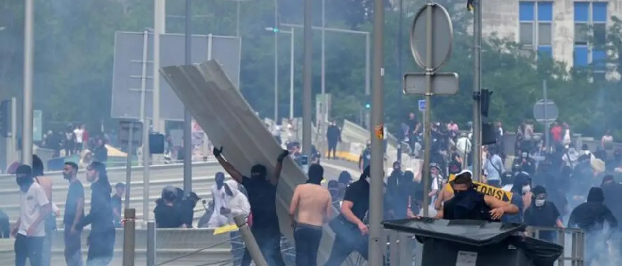 La Francia sull’orlo dell’insurrezione: si valuta lo stato d’emergenza dopo la terza notte di disordini