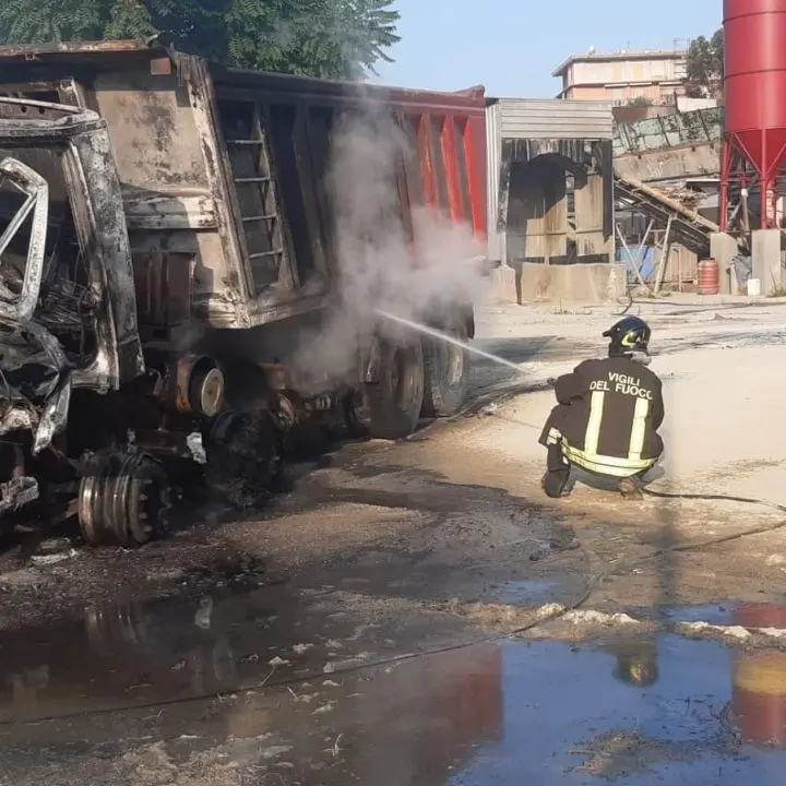 Incendio in un’azienda di Roccabernarda, mezzi divorati dalle fiamme: avviate le indagini