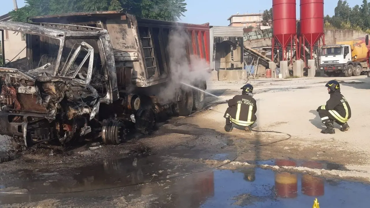 Incendio in un’azienda di Roccabernarda, mezzi divorati dalle fiamme: avviate le indagini