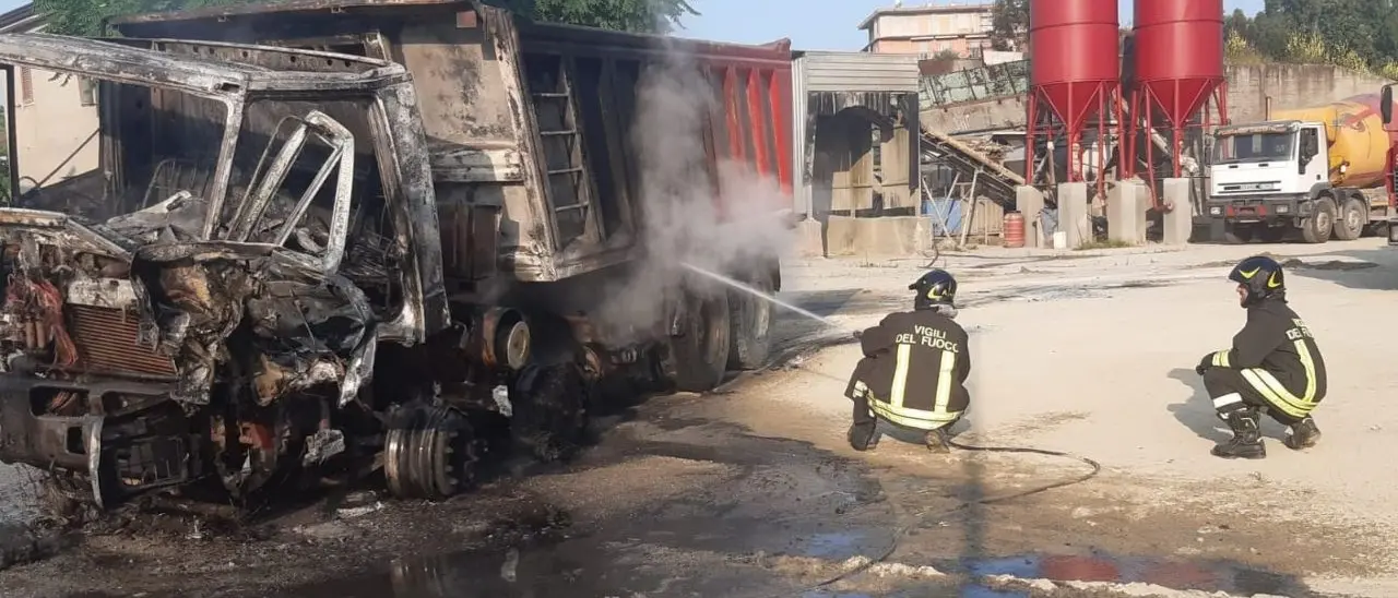 Incendio in un’azienda di Roccabernarda, mezzi divorati dalle fiamme: avviate le indagini