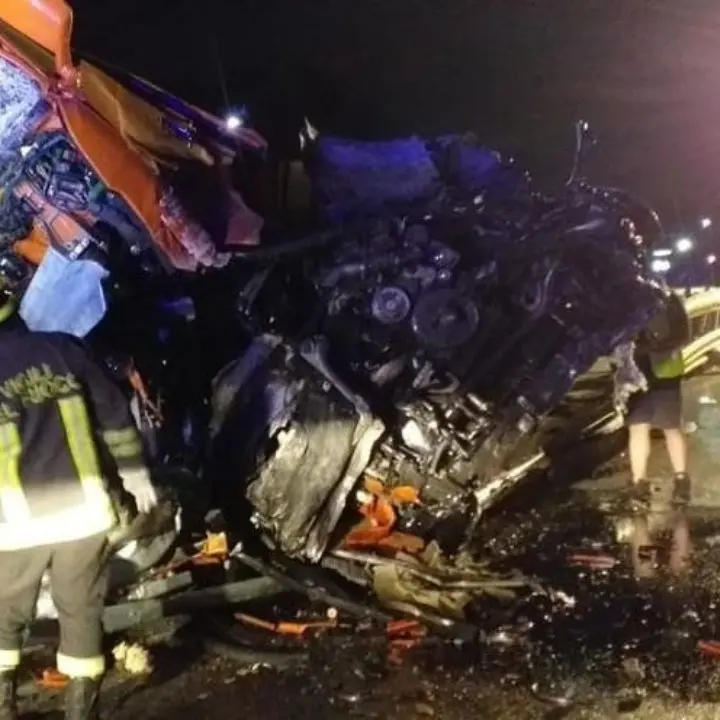 Incidente sull’A2 tra Firmo e Frascineto, tir si ribalta: ferito il conducente incastrato tra le lamiere