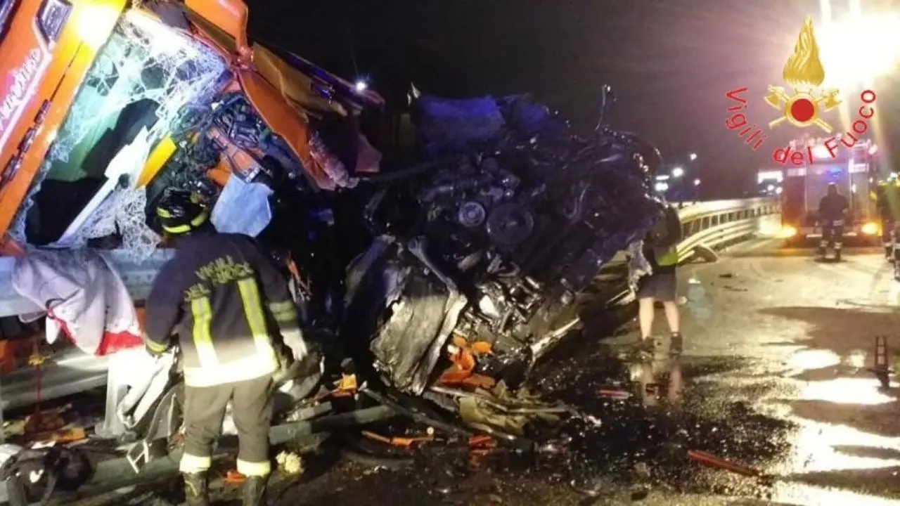 Incidente sull’A2 tra Firmo e Frascineto, tir si ribalta: ferito il conducente incastrato tra le lamiere