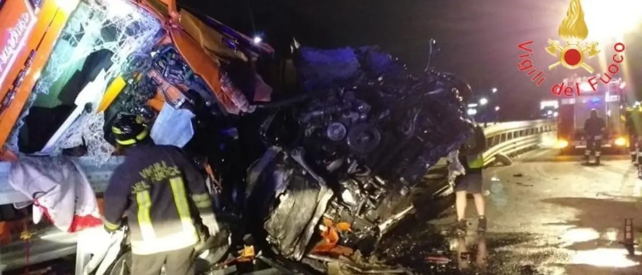 Incidente sull’A2 tra Firmo e Frascineto, tir si ribalta: ferito il conducente incastrato tra le lamiere