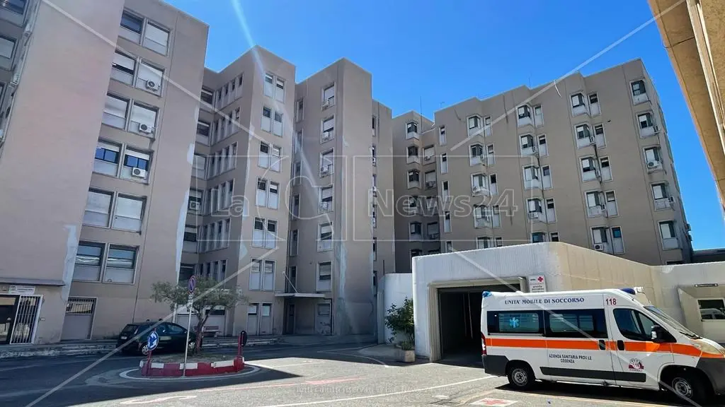 Pronto soccorso di Corigliano Rossano nel panico, 11 infermieri in malattia: turno coperto da un solo professionista