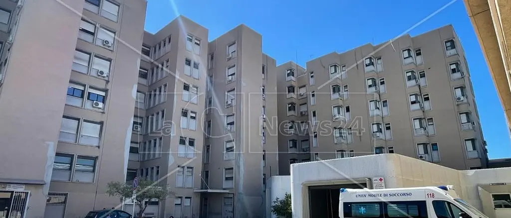 Pronto soccorso di Corigliano Rossano nel panico, 11 infermieri in malattia: turno coperto da un solo professionista